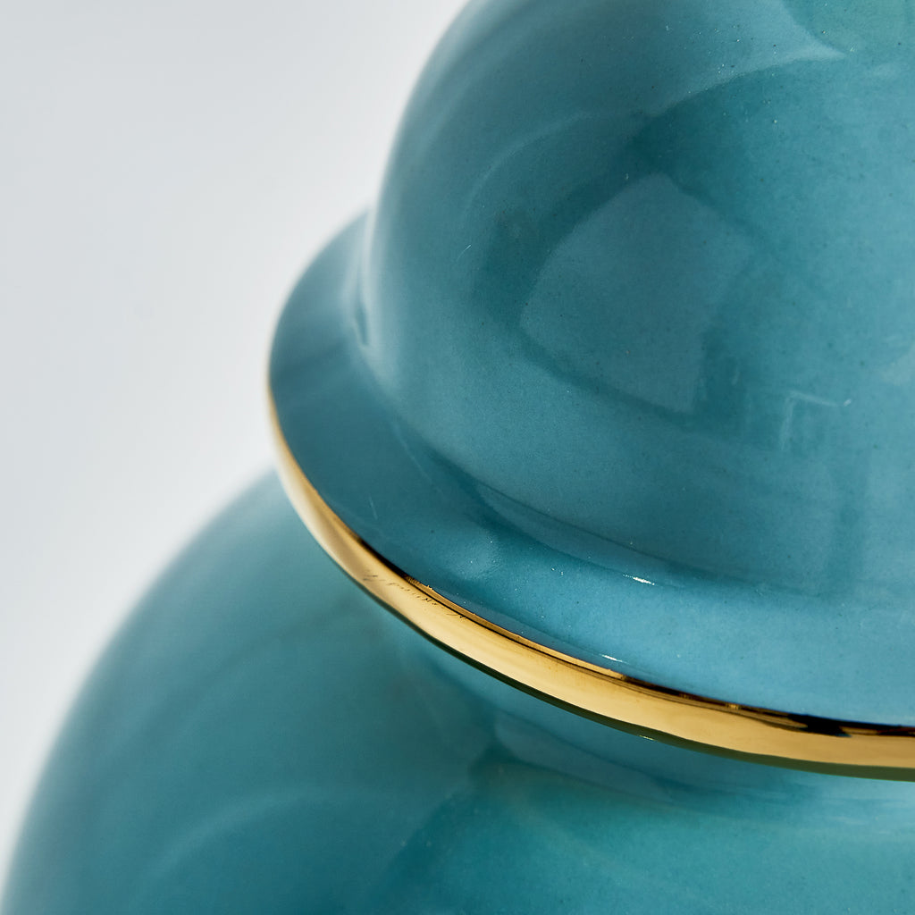 Blaue Keramikvase mit Deckel kombiniert mit Gold - maison oudh - einrichtung und interior 