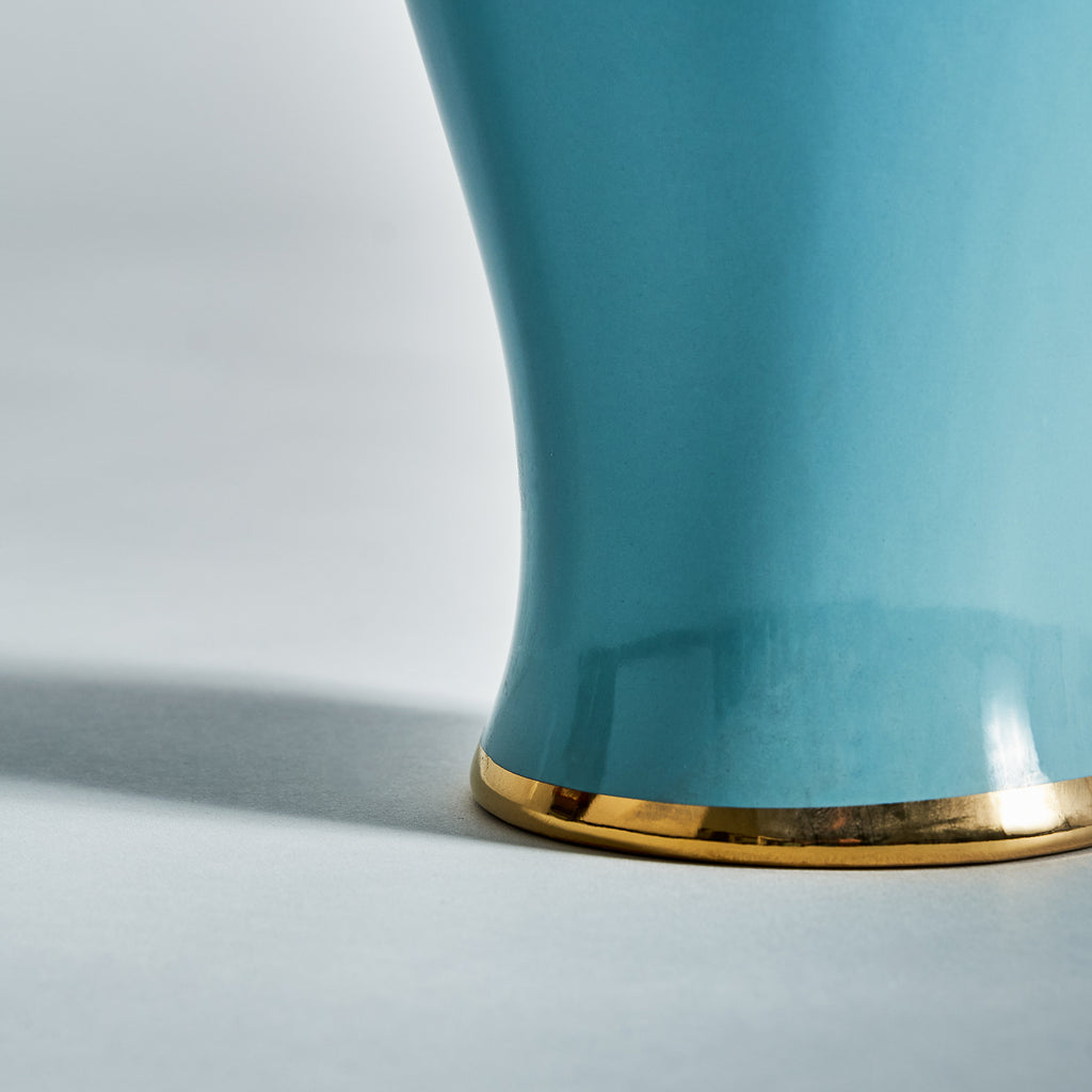 Blaue Keramikvase mit Deckel kombiniert mit Gold - maison oudh - einrichtung und interior 