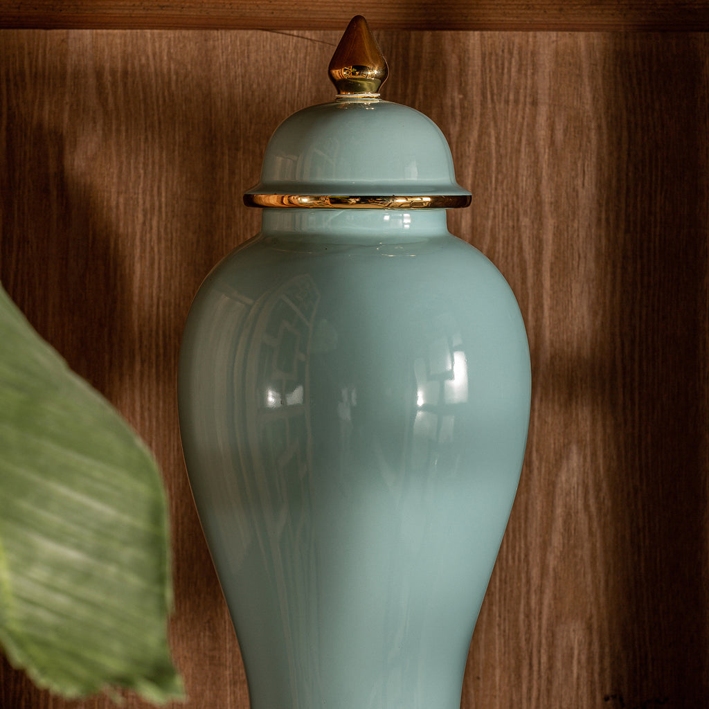 Blaue Keramikvase mit Deckel kombiniert mit Gold - maison oudh - einrichtung und interior 