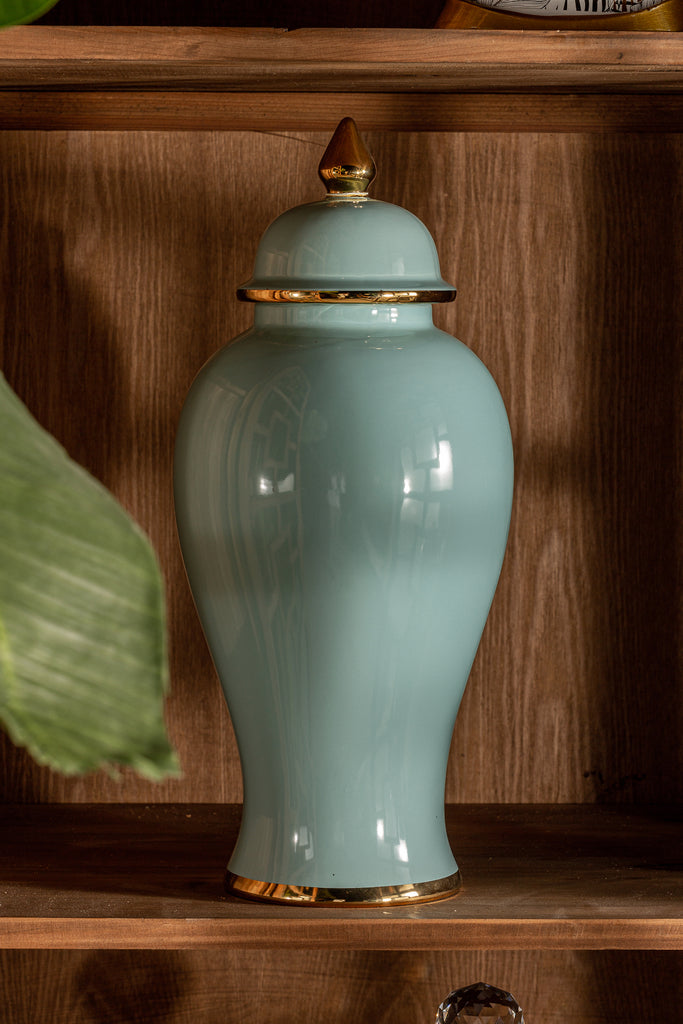 Blaue Keramikvase mit Deckel kombiniert mit Gold - maison oudh - einrichtung und interior 