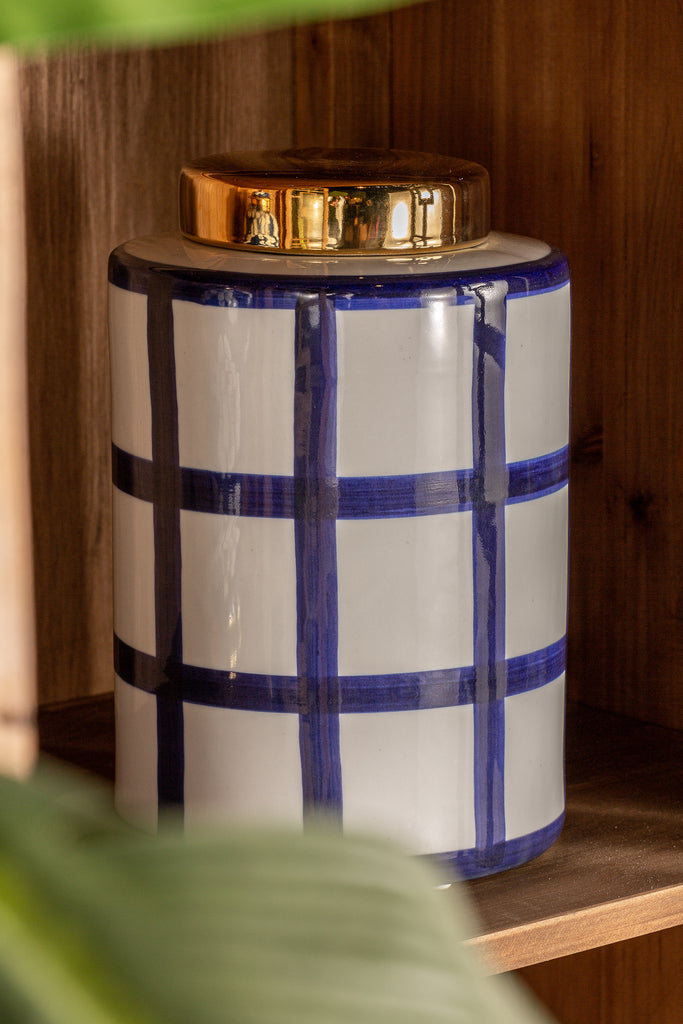 Keramikvase in Blau und Weiss kombiniert mit einem goldenen Deckel