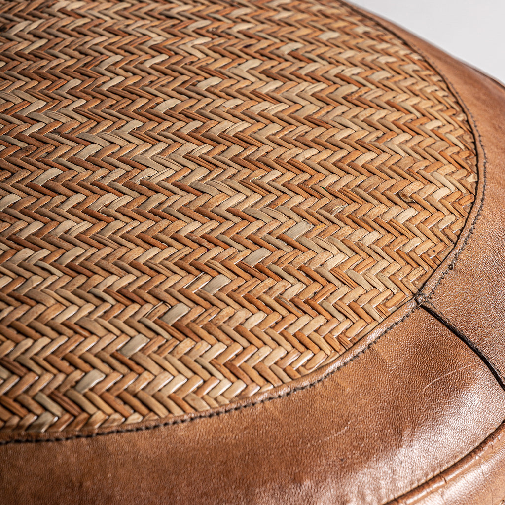 Runder Pouf im Vintage Stil aus Leder und Rattangeflecht braun