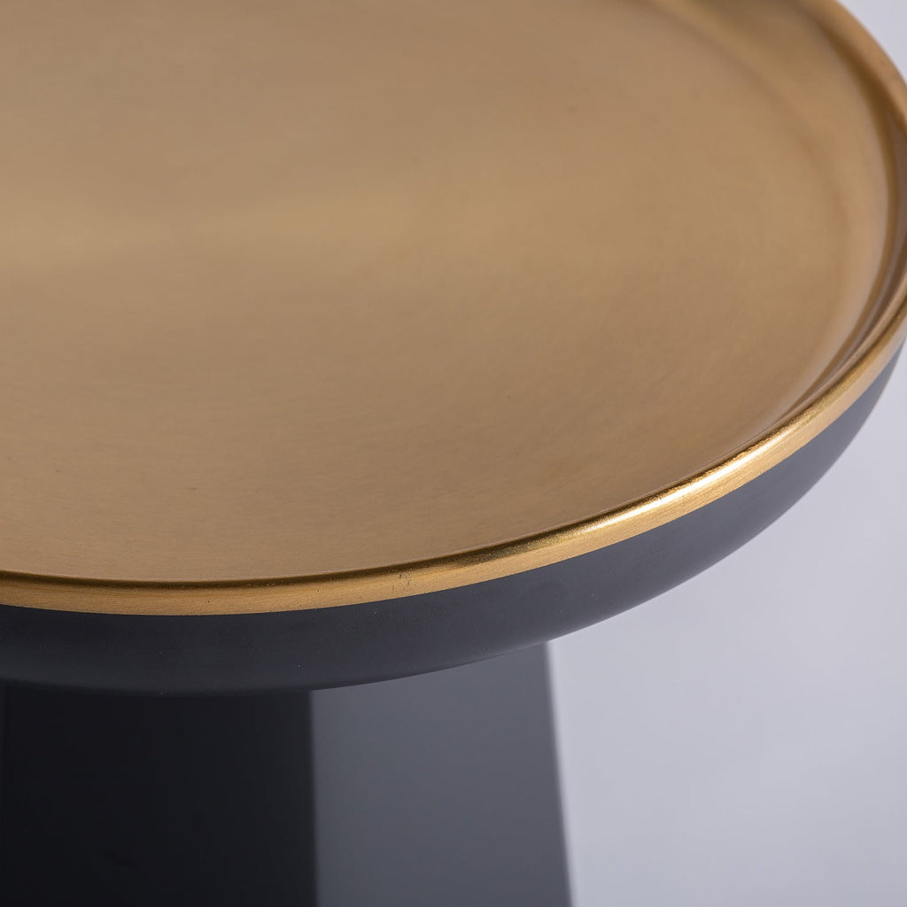 Beistelltisch in Schwarz mit einer goldenen Tischplatte - Maison Oudh