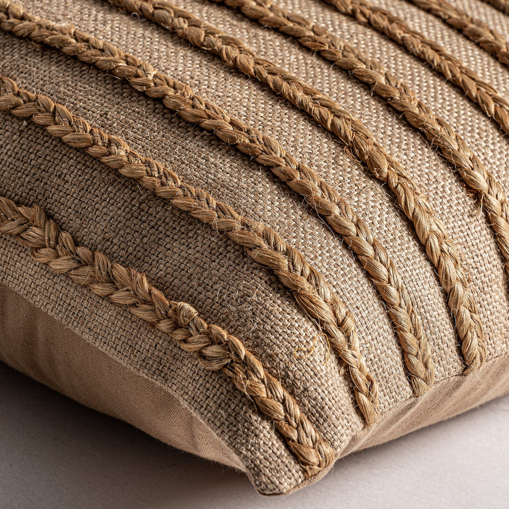 Bohemian Bliss: Beiges Kissen mit Geflecht aus Jute, Baumwolle und Polyester - Maison Oudh