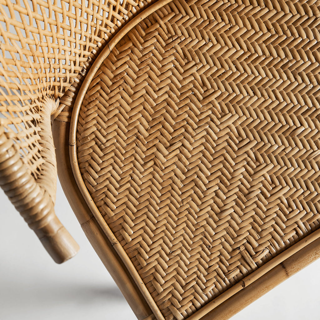 Contemporary Rattan-Stuhl: Natürliche Kunst trifft modernes Design - Maison Oudh