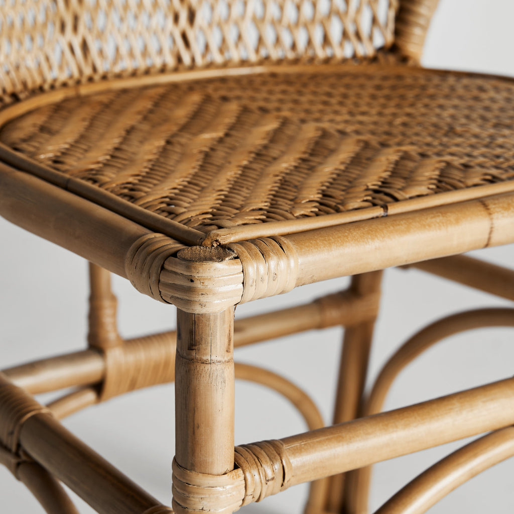 Contemporary Rattan-Stuhl: Natürliche Kunst trifft modernes Design - Maison Oudh