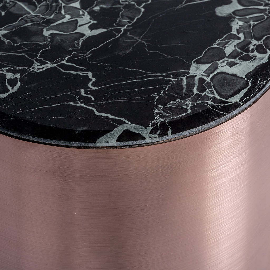 Couchtisch in Kupfer kombiniert mit einer schwarzen Tischplatte in Marmoroptik - Maison Oudh
