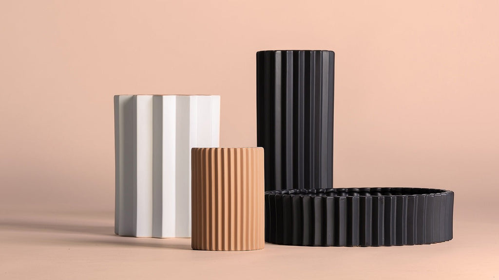 Designervase Plissee aus Keramik hergestellt in Handarbeit - Maison Oudh