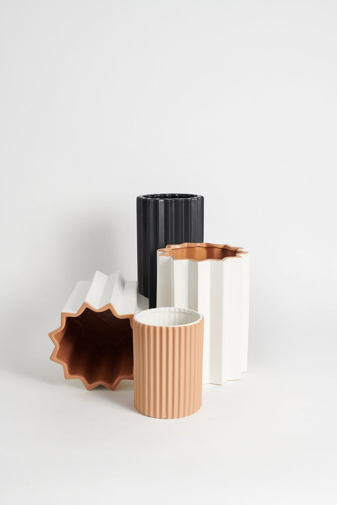 Designervase Plissee aus Keramik hergestellt in Handarbeit - Maison Oudh