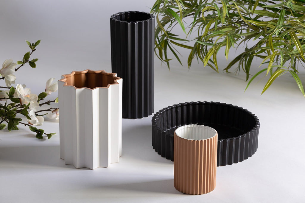 Designervase Plissee aus Keramik hergestellt in Handarbeit - Maison Oudh