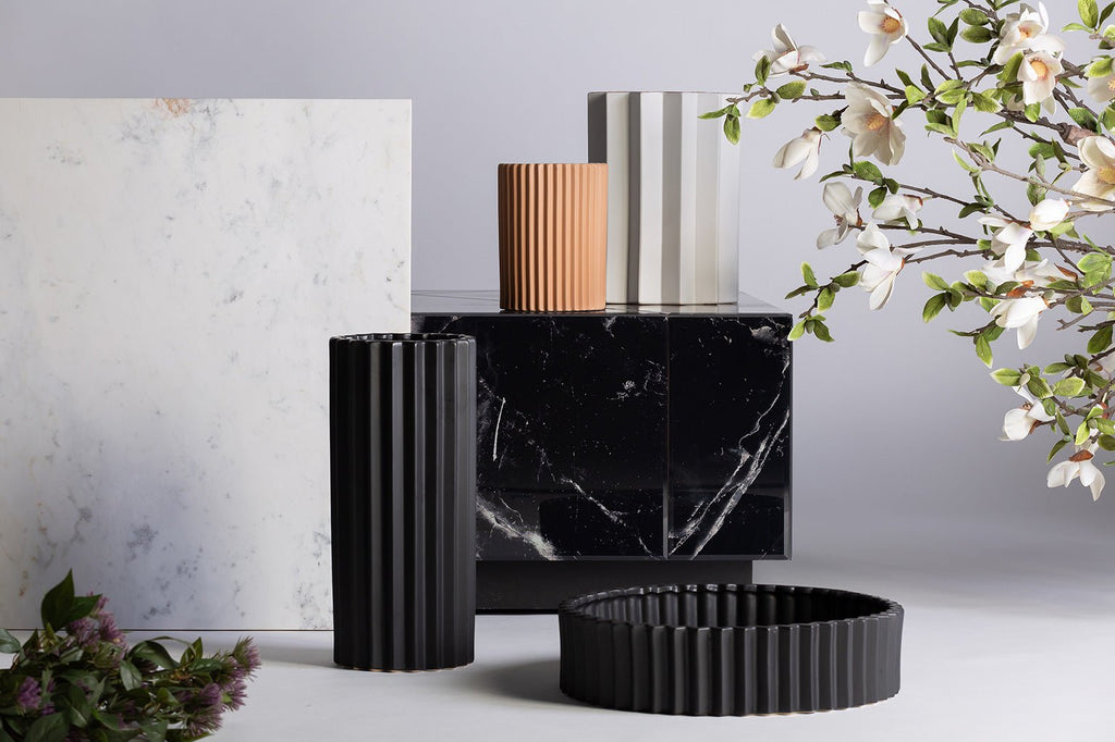 Designervase Plissee aus Keramik hergestellt in Handarbeit - Maison Oudh