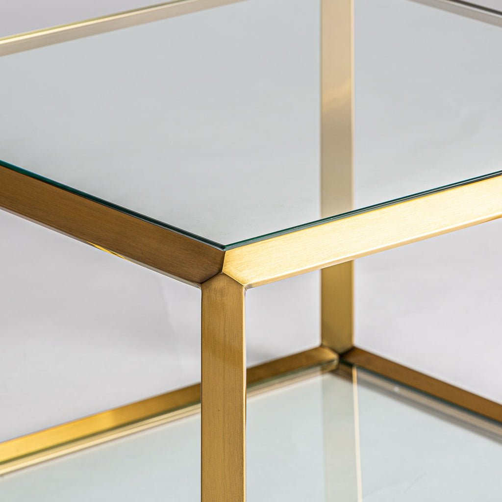 Eckiger Couchtisch in Gold kombiniert mit einer Glasplatte - Maison Oudh