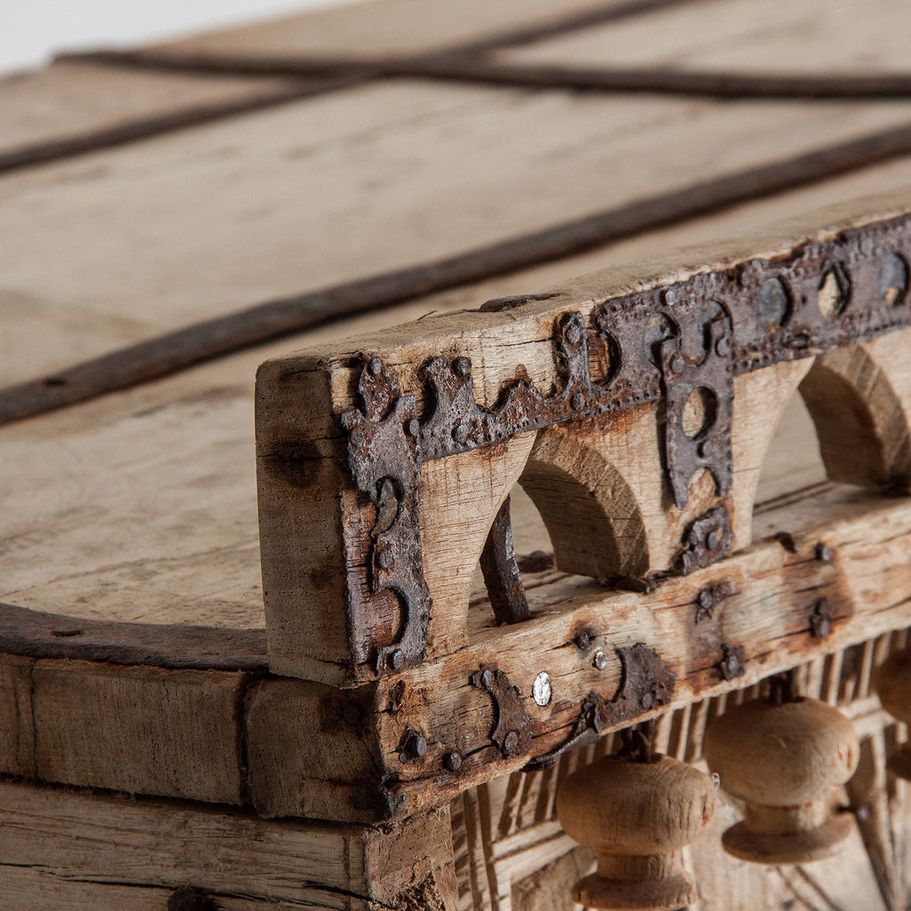 Handgefertigtes Sideboard aus Teakholz mit Schnitzereien - Maison Oudh