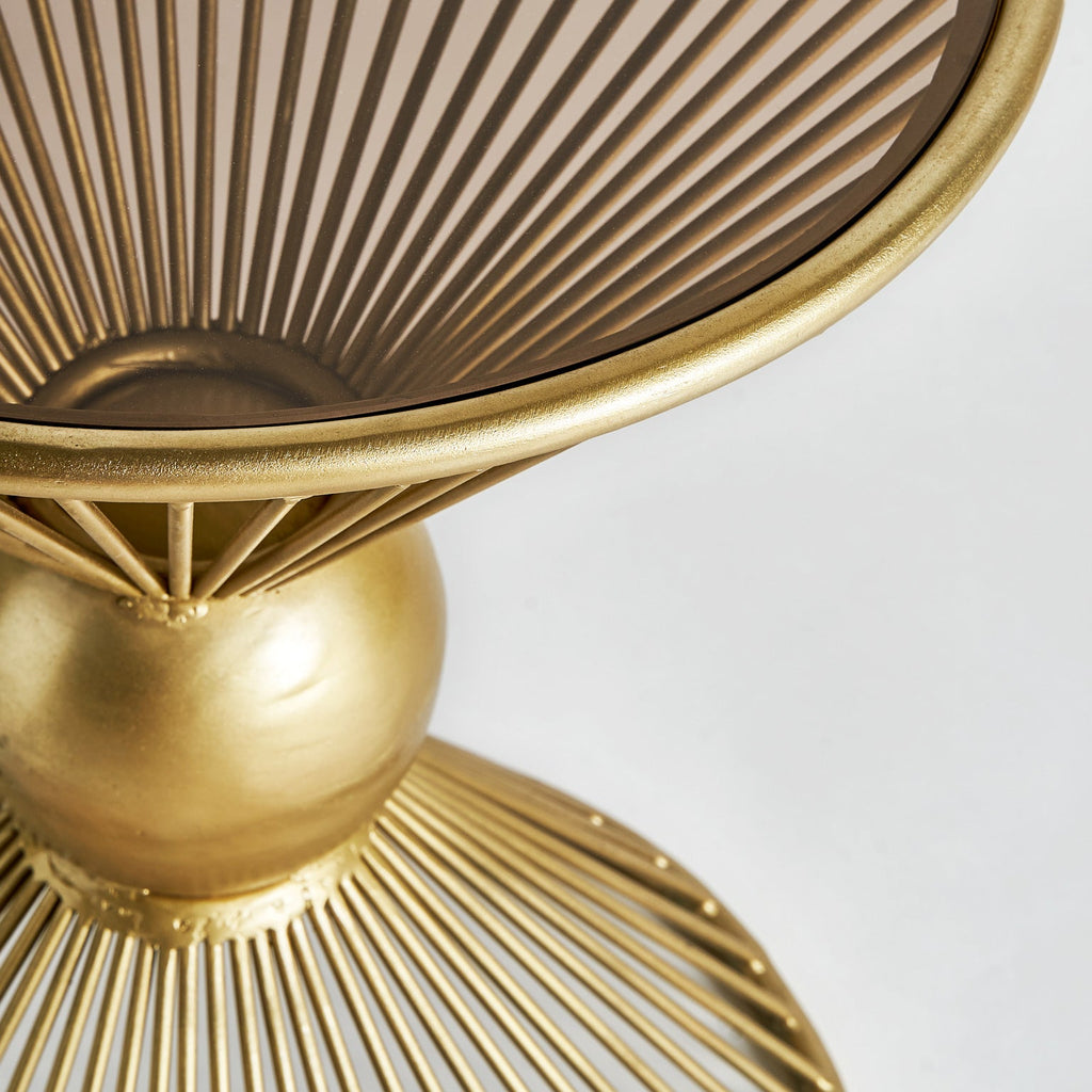 Runder Beistelltisch im Art Deco Stil in Gold mit einer Glasplatte - Maison Oudh