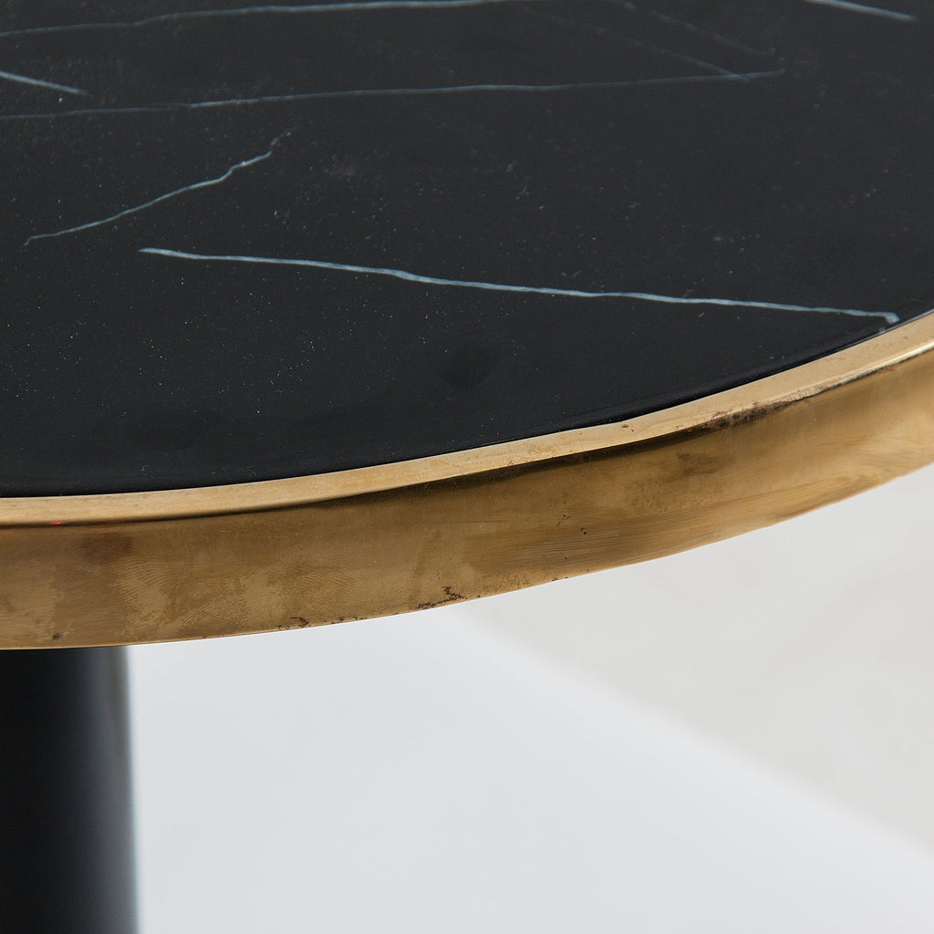 Runder Beistelltisch in Schwarz mit einer Tischplatte in Marmoroptik - Maison Oudh