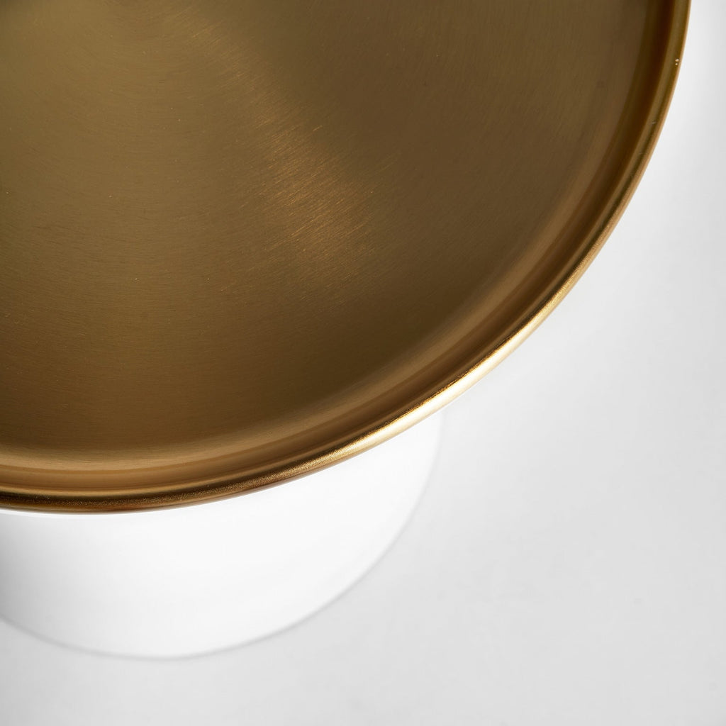 Runder Beistelltisch in Weiss mit einer goldenen Tischplatte - Maison Oudh