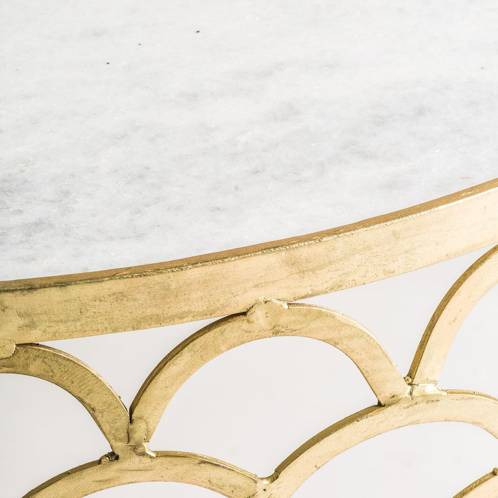 Runder Couchtisch in Gold kombinert mit weissem Marmor im Art Deco Stil - Maison Oudh