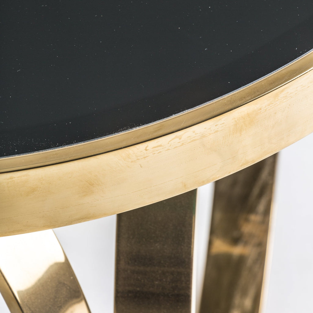 Runder Couchtisch in Gold kombiniert mit einer schwarzen Spiegelglasplatte - Maison Oudh
