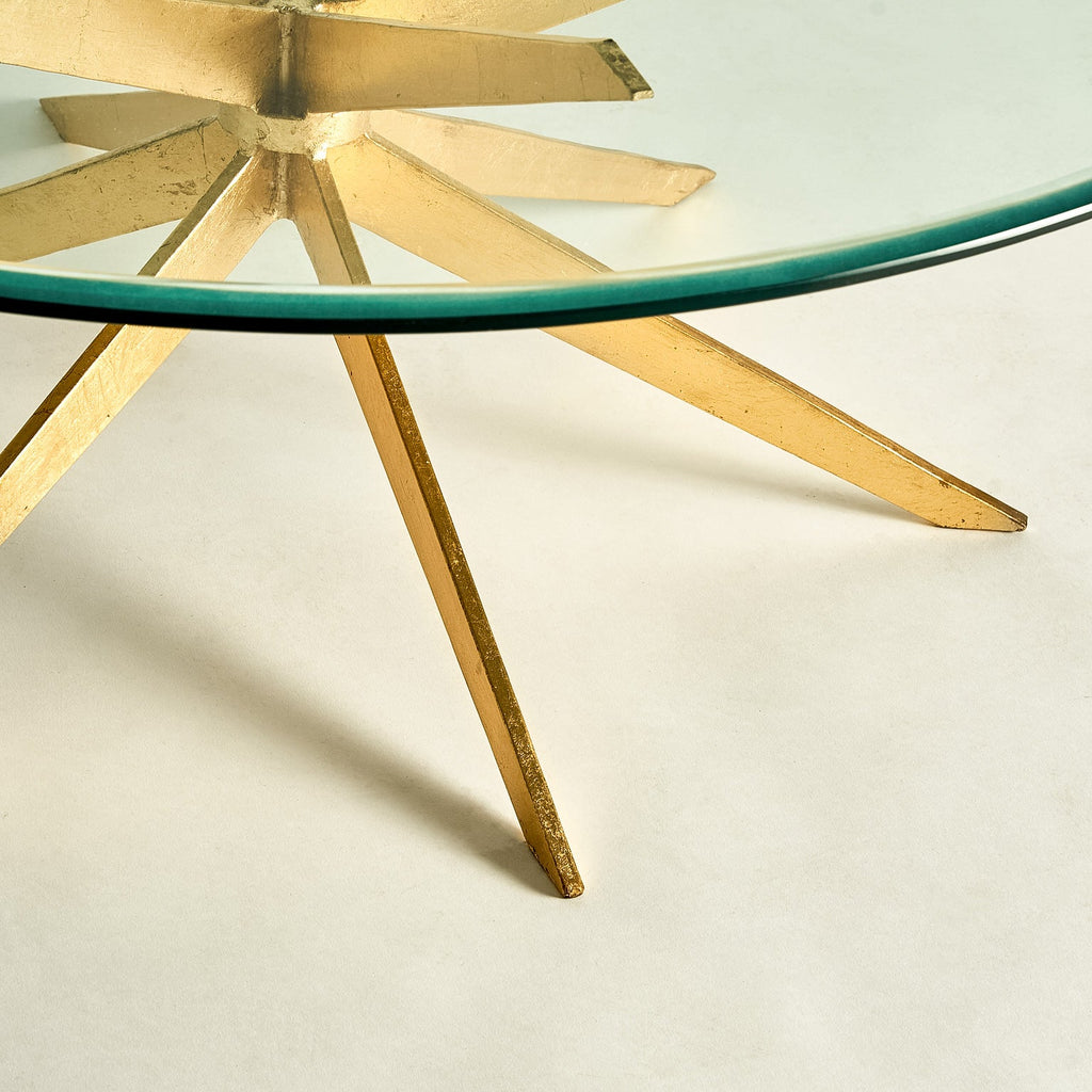 Runder Couchtisch in Gold mit einer Tischplatte aus Glas - Maison Oudh